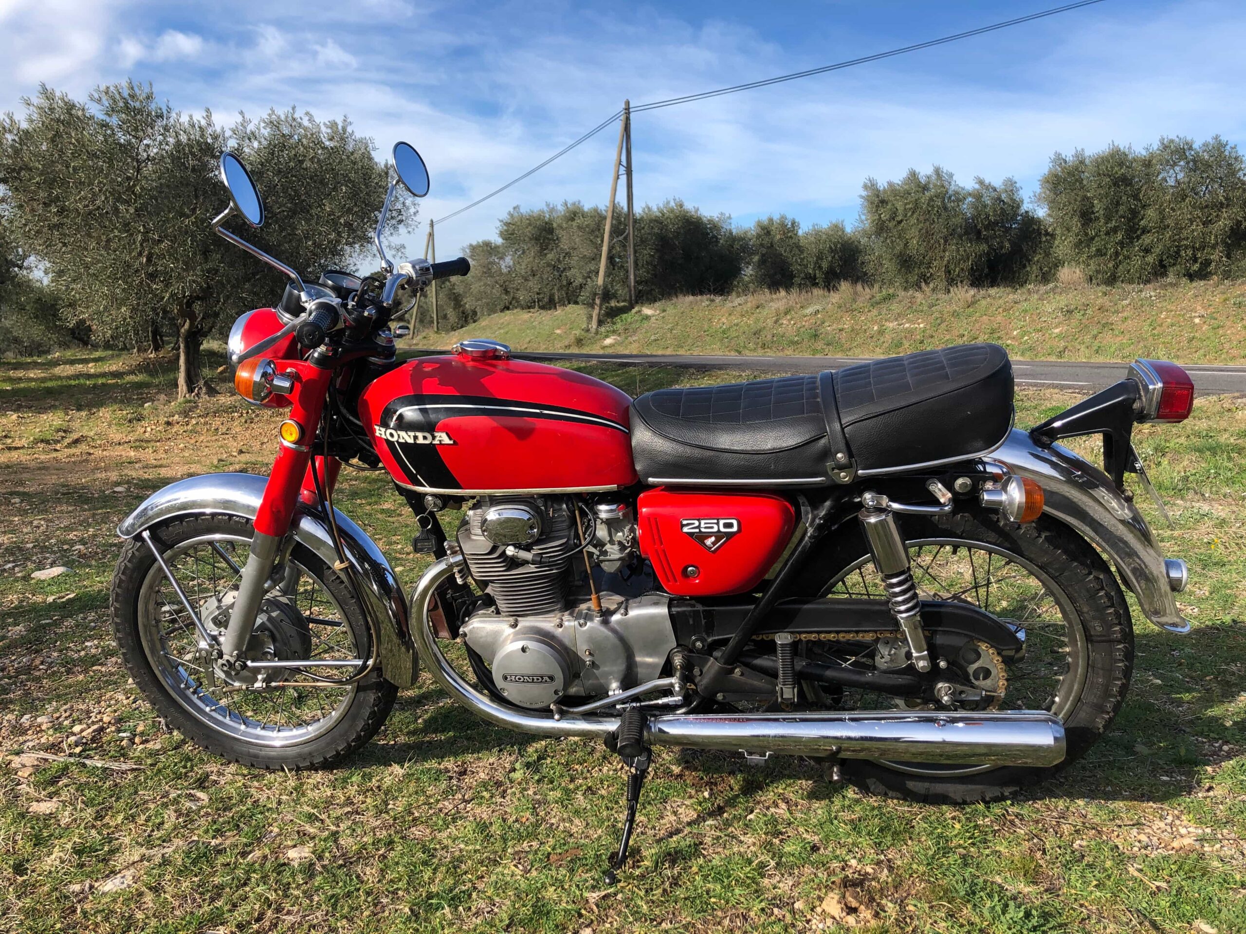 Honda CB250 K3 1972 restaurée par Atelier Genesis, vue de profil côté gauche
