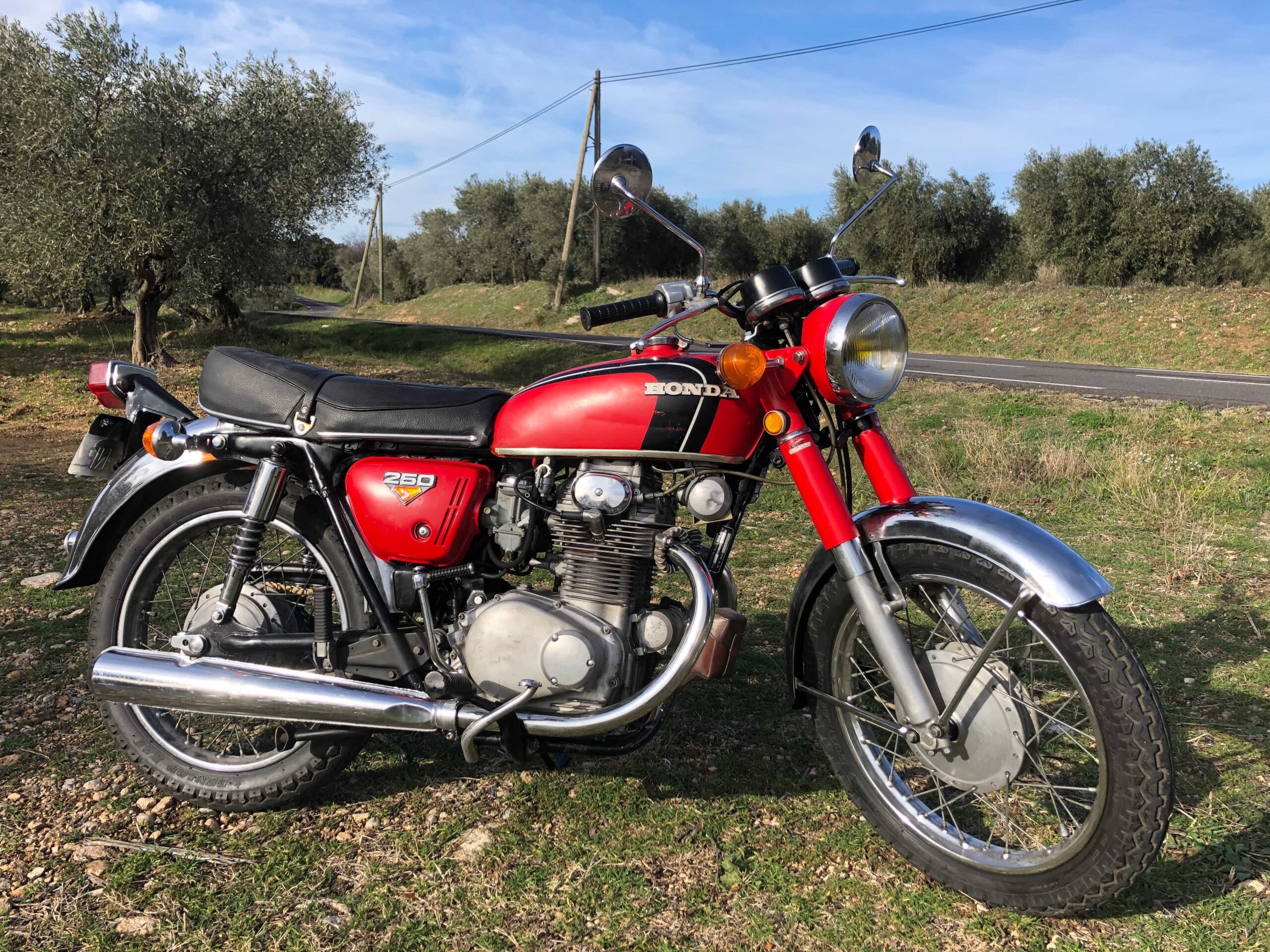 Honda CB250 K3 1972 restaurée par Atelier Genesis, vue de profil côté droit